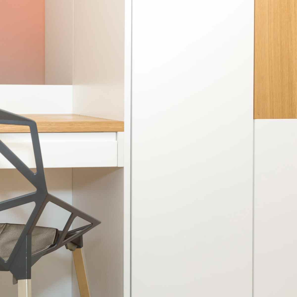 Vue détaillée sur l'espace bureau de ce meuble d'entrée réalisé sur mesure en laqué blanc mat et plaqué chêne véritable
