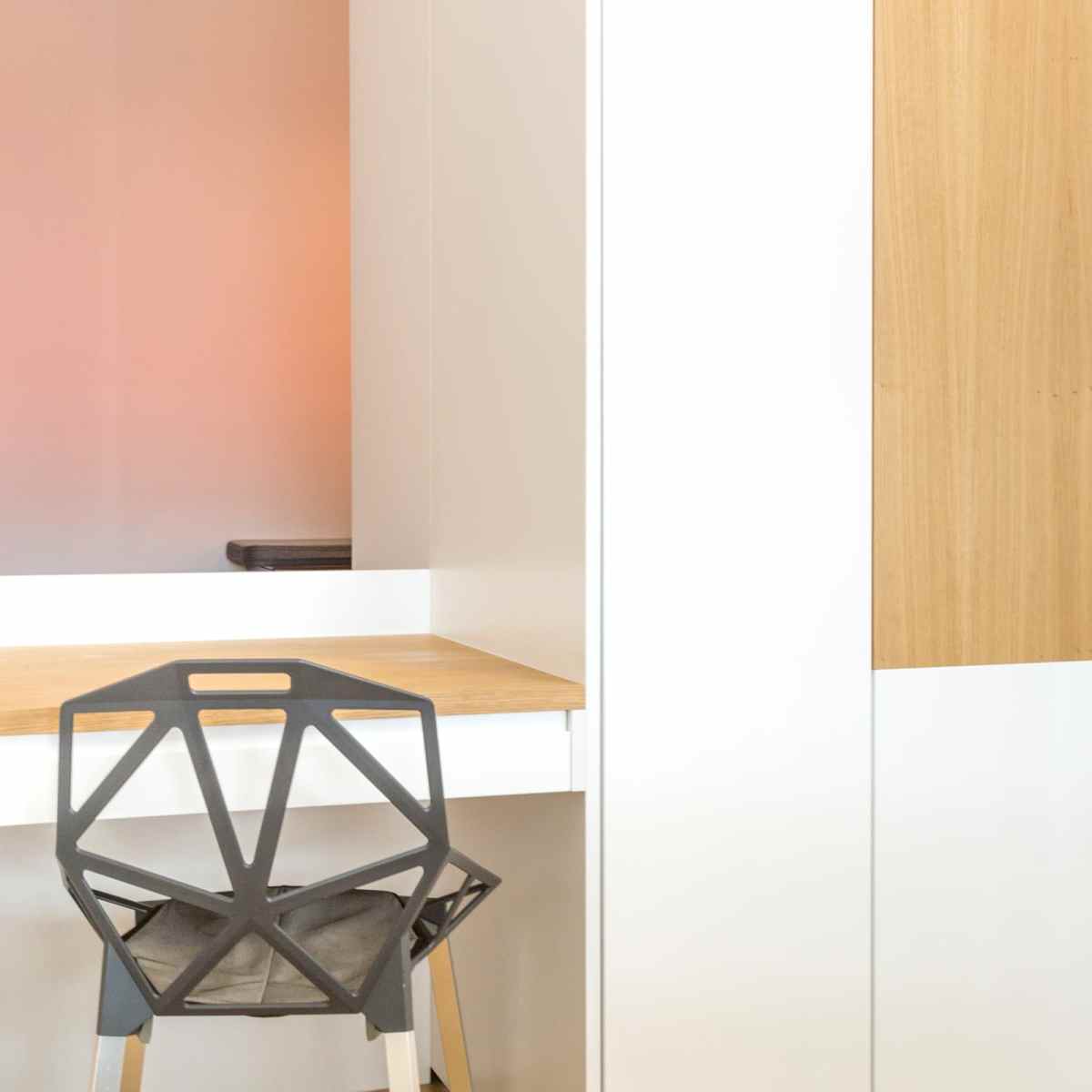 A Paris, ce bureau intégré dans un meuble d'entrée sur mesure offre 3 espaces distincts. Ce meuble d'entrée sur mesure a été conçu aux finitions laqué blanche et bois